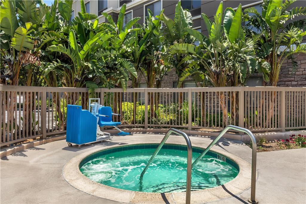 Hampton Inn & Suites photo 1